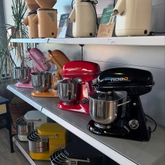 Man sieht bunte Teigknetmaschinen