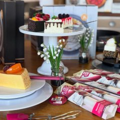 Auf dem Bild sieht man Kuchen der aufgetischt wurde.