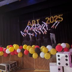 Auf dem Bild sieht man eine Gruppe die ein Theaterstück aufführt.