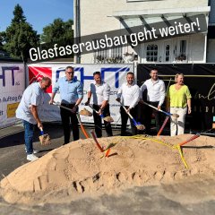 Der Glasfaserausbau geht weiter. Man sieht den Bürgermeister Dominik Stadler beim Spatenstich.