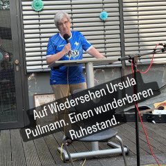 Auf dem Bild sieht man Frau Pullmann die in den Ruhestand verabschiedet wird.