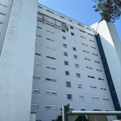 Auf dem Bild sieht man die kaputte Fassade des Hochhauses im Erloch.