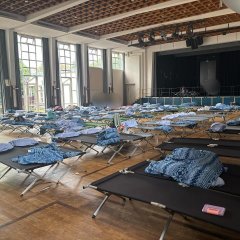 Auf dem Bild sieht man das Bettenlager in der Stadthalle für die evakuierten Menschen. 