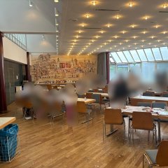 Auf dem Bild sieht man den Frühstücksraum in der Stadthalle für die evakuierten Menschen. 