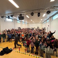 Man sieht die jubelnden Kinder der Ferienspiele. 
