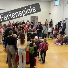 Man sieht den Bürgermeister Dominik Stadler und die Kinder der Ferienspiele. 