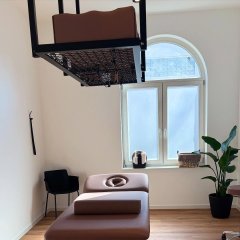 Ein Raum mit einer Liege
