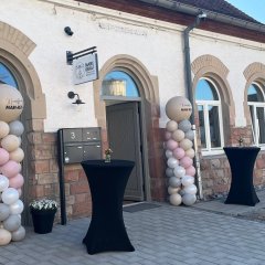 Man sieht das geschmückte MAIN-REHA Zentrum von Außen.