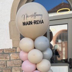 Man sieht bunte Luftballons.