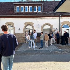 Man sieht das geschmückte MAIN-REHA Zentrum von Außen.