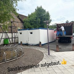 Auf dem Bild sieht man aufgebaute Sanitärcontainer.