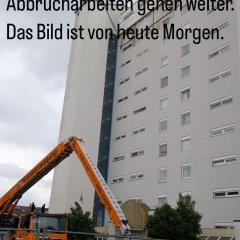 Auf dem Bild sieht man die Abbrucharbeiten am Hochhaus im Erloch.