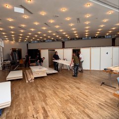 Auf dem Bild sieht man wie die Kabinen zum schlafen für die evakuierten Menschen in der Stadthalle aufgebaut werden.