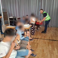 Auf dem Bild sieht man den Bürgermeister Dominik Stadler in der Stadthalle. 