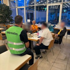 Auf dem Bild sieht man den Bürgermeister Dominik Stadler in der Stadthalle. 