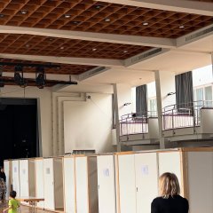 Auf dem Bild sieht man die Kabinen zum schlafen für die evakuierten Menschen in der Stadthalle.