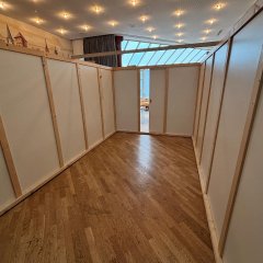 Auf dem Bild sieht man die Kabinen zum schlafen für die evakuierten Menschen in der Stadthalle.