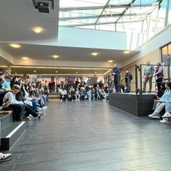Man sieht den Bürgermeister Dominik Stadler in der Aula der JSS