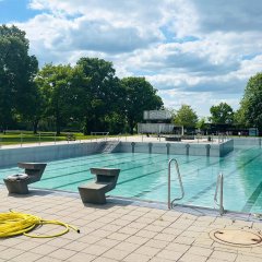 Man sieht das Schwimmerbecken des Babenhäuser Schwimmbads.