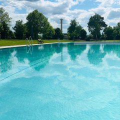 Man sieht das Nichtschwimmerbecken des Babenhäuser Schwimmbads.