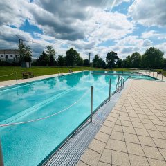 Man sieht das Nichtschwimmerbecken des Babenhäuser Schwimmbads.
