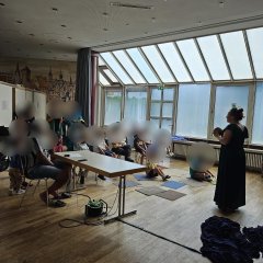 Auf dem Bild sieht man die evakuierten Menschen aus dem Hochhaus in der Stadthalle.