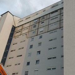 Auf dem Bild sieht man die kaputte Fassade des Hochhauses im Erloch.