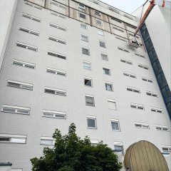 Auf dem Bild sieht man die kaputte Fassade des Hochhauses im Erloch.