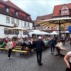 Auf dem Bild sieht man eine Menschenmenge beim Pfingstfest auf dem Marktplatz.