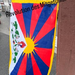 Man sieht eine bunte Flagge