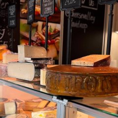 Auf dem Bild sieht man einen Stand mit Käse auf dem Wochenmarkt.