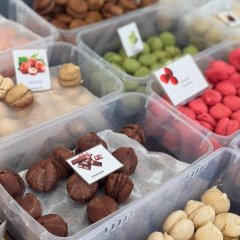 Auf dem Bild sieht man einen Stand mit Gebäck auf dem Wochenmarkt.