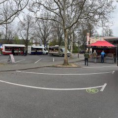 Auf dem Bild sieht man die Stände auf dem Wochenmarkt.