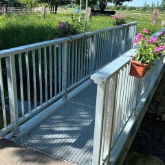 Man sieht die Fußgängerbrücke in Sickenhofen.