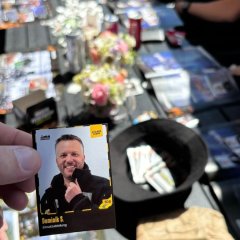 Man sieht ein Bild vom Bürgermeister Dominik Stadler (5StickerStars)