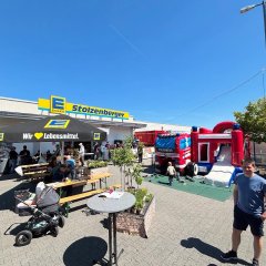 Man sieht ein Fest auf dem Edeka Parkplatz in Babenhausen.