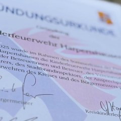 Auf dem Bild sieht man die Gründungsurkunde der Kinderfeuerwehr Harpertshausen. 