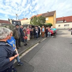 Man sieht eine Gruppe von Menschen bei einer Führung.