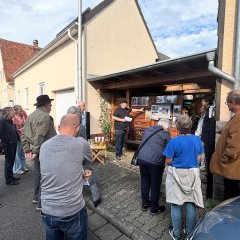Man sieht eine Gruppe von Menschen bei einer Führung.