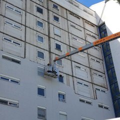 Auf dem Bild sieht man die kaputte Fassade des Hochhauses im Erloch.