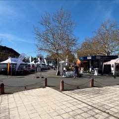 Man sieht die Stände auf dem Ostermarkt.