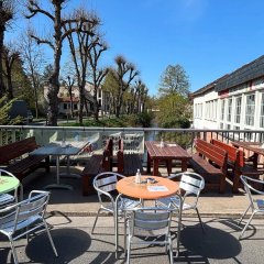 Man sieht die Terrasse des Eiscafe Galileo