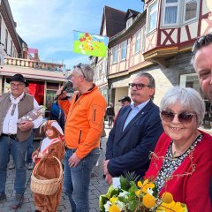 Man sieht den Bürgermeister Dominik Stadler und eine Gruppe von Menschen auf dem Ostermarkt.