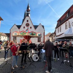 Auf dem Marktplatz wird Musik gespielt