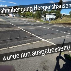 Man sieht den ausgebesserten Bahnübergang in Hergershausen.