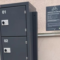 Auf dem Bild sieht man einen Ladeschrank für E-Bike Akkus.