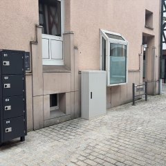 Auf dem Bild sieht man einen Ladeschrank für E-Bike Akkus.