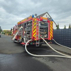 Auf dem Bild sieht man ein Feuerwehrauto im Einsatz.