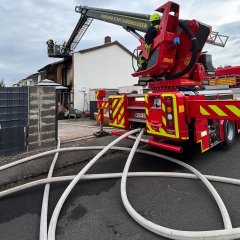 Auf dem Bild sieht man ein Feuerwehrauto im Einsatz.