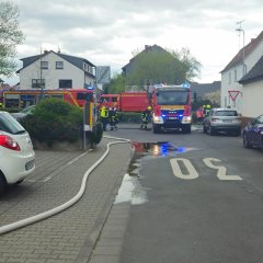 Auf dem Bild sieht man ein Feuerwehrauto im Einsatz.